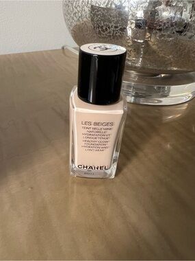 CHANEL Les Beiges Healthy Glow Foundation - Light Beige. BD11